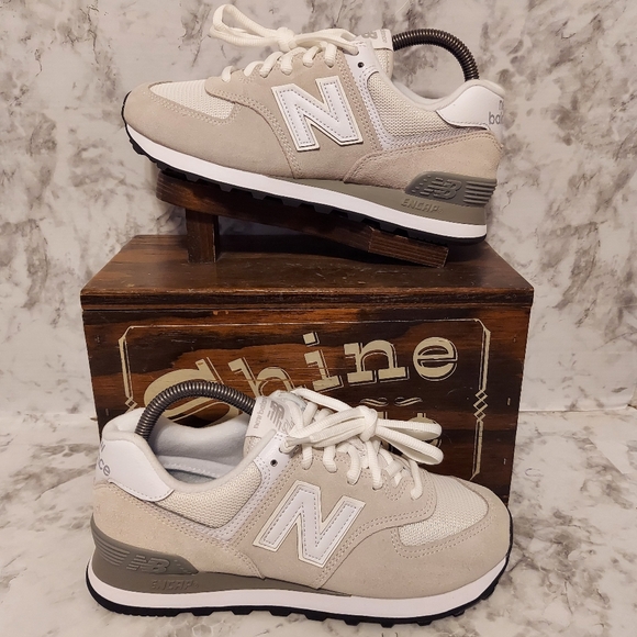 New Balance Shoes - Pre-owned 2024 New Balance 574
